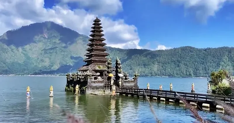 ulun-dhanu-batur-floating-temple
